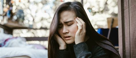 Visuele weergave van de symptomen van posttraumatische stress na een bevalling, met nadruk op emotionele en fysieke aspecten.