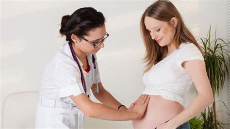 Illustratie van verschillende professionals die ondersteuning bieden na een traumatische bevalling (psycholoog, vroedvrouw, lotgenoot).