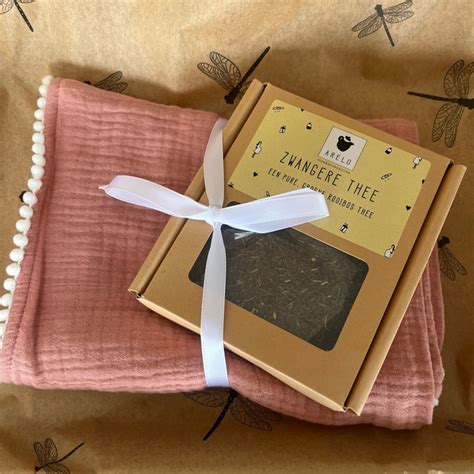 Illustratie van een assortiment duurzame babyproducten en een selectie van stijlvolle geboortekaartjes.