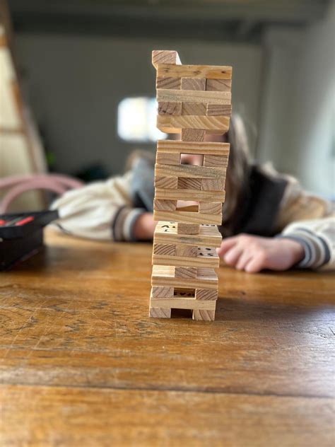 Een kind dat aan het bouwen is met K'NEX-onderdelen.
