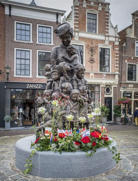 Standbeeld van Truus Wijsmuller, onthuld in 1965