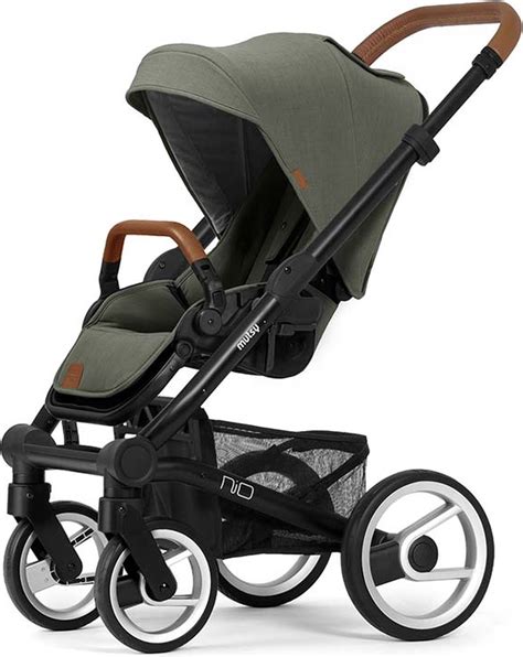 Illustratie van een Mutsy Nio kinderwagen in groene kleur met bruine duwstang