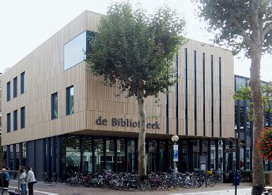 Een afbeelding van de buitenkant van Bibliotheek Hoevelaken.