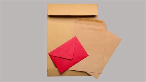 Collectie sluitzegels en enveloppen in diverse kleuren en stijlen