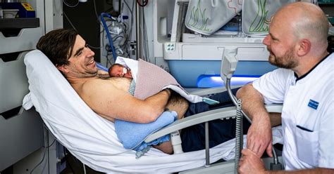 Illustratie van het 'buidelen' van een ouder met een premature baby.