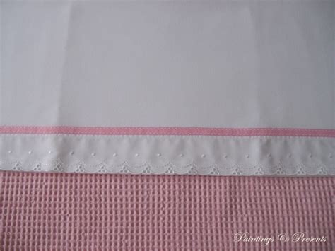 Close-up van een zacht katoenen wieglakentje met geborduurde details