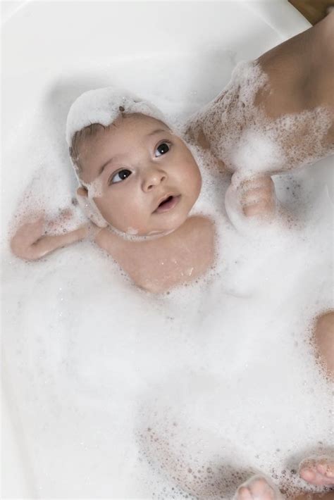 Baby met zacht schuim in bad