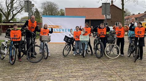 Vrouwen die een gloeiende hand uitsteken, symboliserend de nieuwe kracht in 'The Power'.