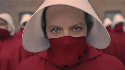 Een scène uit 'The Handmaid's Tale' met een handmaid in haar kenmerkende rode kleding.