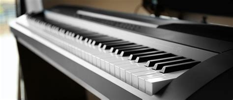 Foto van Bert Lietaert die aan een piano zit