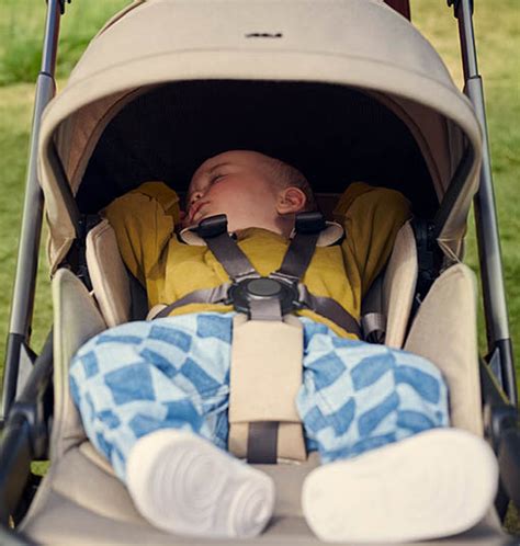 Illustratie van de Joolz Day5 kinderwagen met het zitje naar de ouder gericht