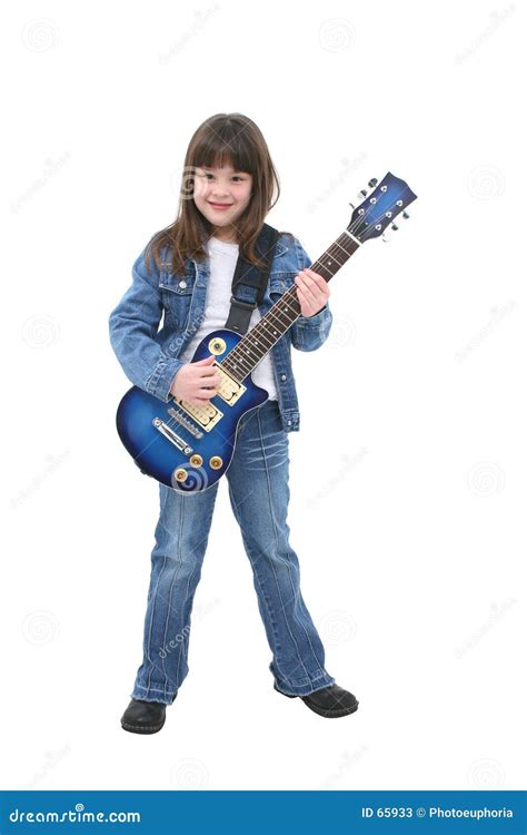 Kind dat een elektrische gitaar bespeelt met koptelefoon