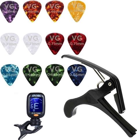 Set accessoires voor een beginnende gitarist: plectrums, stemapparaat, band