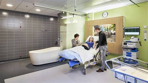 Interieur van een moderne kraamsuite in het Catharina Ziekenhuis