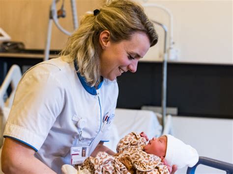 Illustratie van een baby die met een verpleegkundige het ziekenhuis verlaat