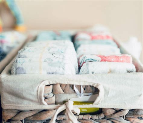 Illustratie van een schone luier en babyverzorgingsproducten