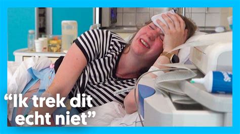 Illustratie van een vrouw die bevalt in het ziekenhuis