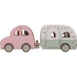 Een selectie van Little Dutch speelgoed in zachte pastelkleuren, waaronder roze, met diverse texturen en vormen.