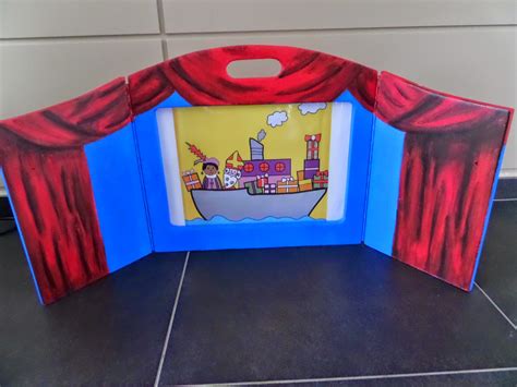 Een kamishibai-verteller met het houten theaterkastje en een prent.