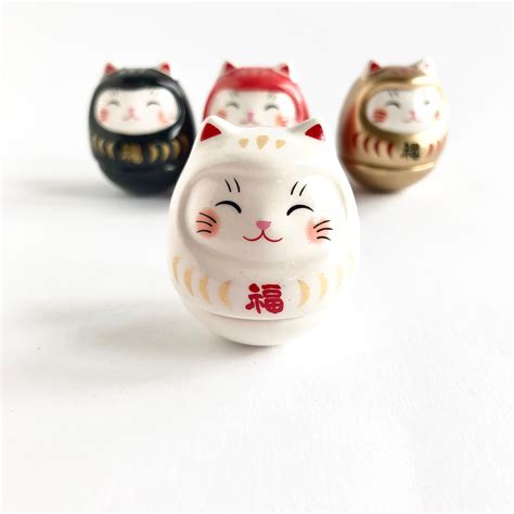Een verzameling van diverse Japanse talismannen: Maneki-neko, Daruma-pop, Tanuki-beeldje.