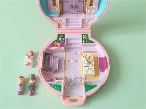 Collage van populaire speelgoed uit de jaren '90, waaronder Polly Pocket, Tamagotchi en diverse Barbie-accessoires.