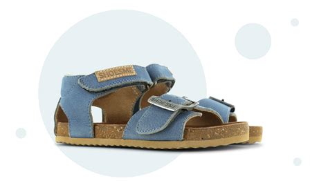 Een selectie van diverse kinderschoenen van Junior Steps