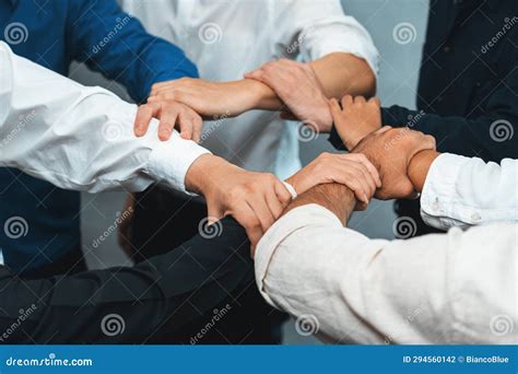 Een team dat samenwerkt aan een plan, met focus op communicatie.