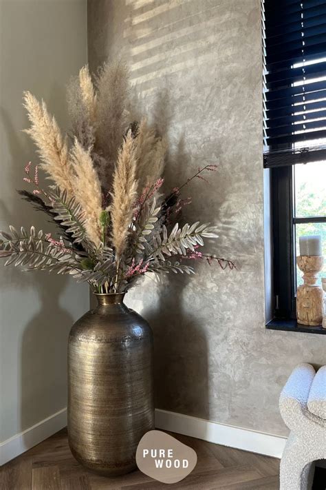 Voorbeelden van verschillende stijlen pampasgras decoratie: vol, luchtig, met kunstbloemen