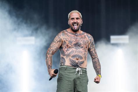 Zwangere Guy op het podium van Pukkelpop met een enthousiast publiek