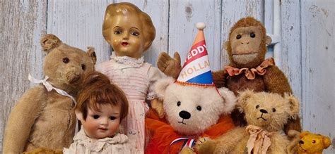 Diverse teddyberen en poppen, waaronder antieke exemplaren en handgemaakte creaties.