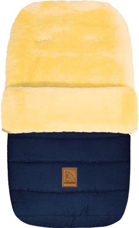 Close-up van de textuur van een wollen voetenzak, met nadruk op de zachtheid.