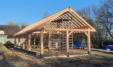 Schema dat de constructie van een babyslaapzak toont: nauwsluitend bovenlijf, wijder naar beneden, met armgaten.