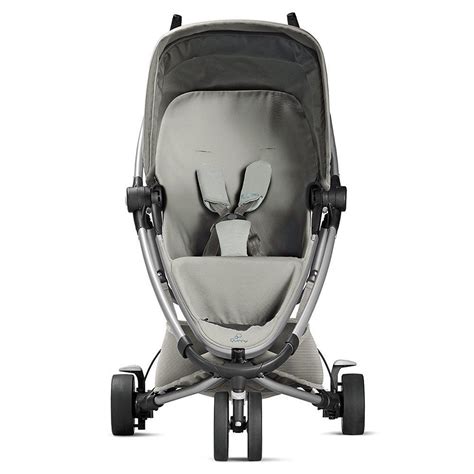 Een Quinny Zapp Xtra 2.0 buggy in de kleur grey gravel, gefotografeerd in een stedelijke omgeving.