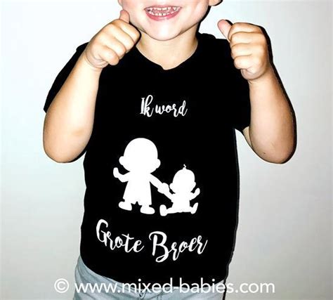Een kind met een 'Grote Broer' T-shirt, en een feestelijke taart met een zwangerschapsboodschap.