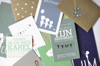 Collage van verschillende geboortekaartjes op karton met foto's