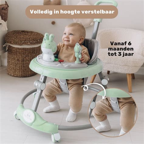 Baby in een loopstoel die zich voortbeweegt