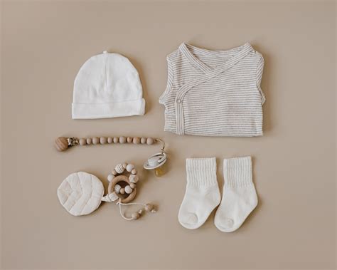 Collage van diverse baby- en kinderkleding en accessoires.
