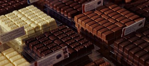 Foto van een verzamelaar die met veel enthousiasme chocolade verrassingseieren uitpakt.