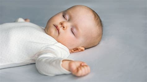 Illustratie van een baby die op de rug slaapt en een baby met een lichte afplatting aan het achterhoofd.