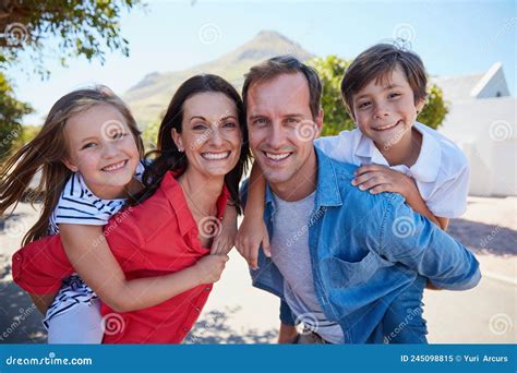 Illustratie van een familie die samen zeilt op een boot met een kuip.