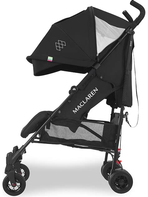 Foto van een ouder die een Maclaren Quest buggy soepel door een drukke winkelstraat duwt.