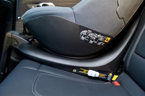 Illustratie van het ISOFIX-systeem met beugels aan de autostoel en het kinderzitje dat erop klikt.