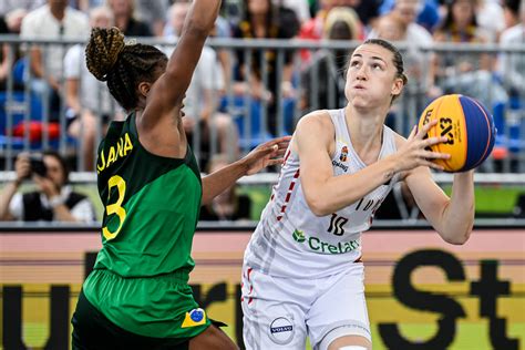 Foto van Alena Petrovna Sjvajbovitsj tijdens een basketbalwedstrijd