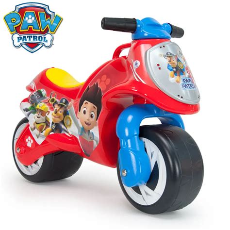 Een kind op een Paw Patrol loopmotor.