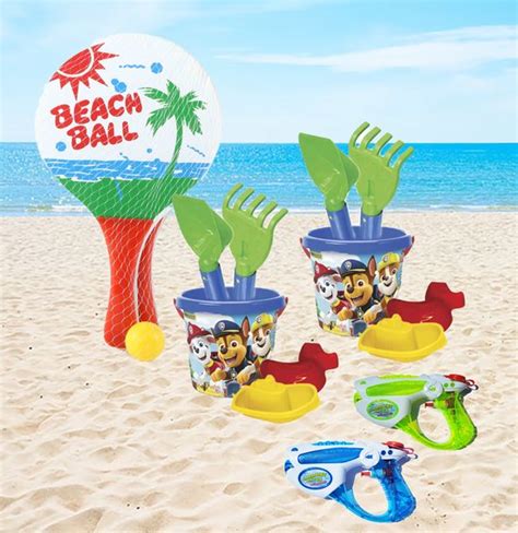 Kinderen spelen met Paw Patrol strand speelgoed.