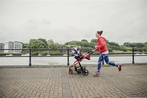 Moeder doet squats achter een kinderwagen