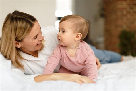 Moeder doet een plankoefening met baby voor zich