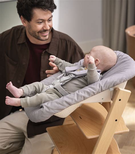 Afbeelding van de Stokke Tripp Trapp met de Newborn Set, die de veiligheid en comfort van een baby toont