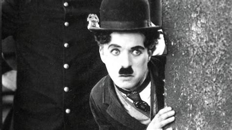 Charlie Chaplin in zijn iconische rol als de Tramp