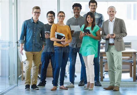 Foto van een groep collega's die samen een wandeling maakt tijdens een bedrijfsuitje.